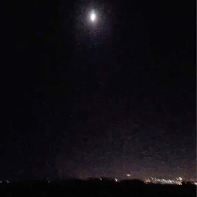 Image for article titled Photos of the night 105 missiles lit up Syria
