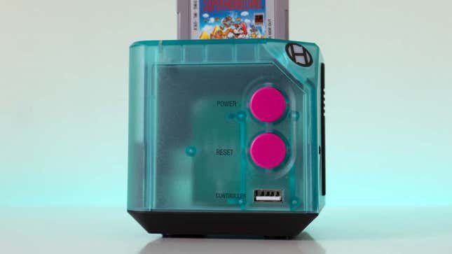 Imagen para el artículo titulado Este pequeño cubo permite jugar a juegos de Game Boy y Game Boy Advance en tu televisor