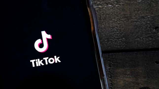 Imagen para el artículo titulado Un moderador de TikTok que vio horas de vídeos traumáticos demanda a la compañía por daños a su salud mental