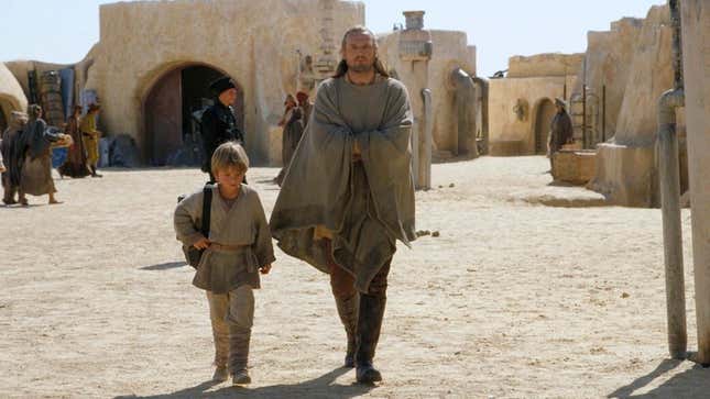 Ein Bild zeigt Anakin und Qui-Gon Jinn, wie sie durch Tatooine laufen. 