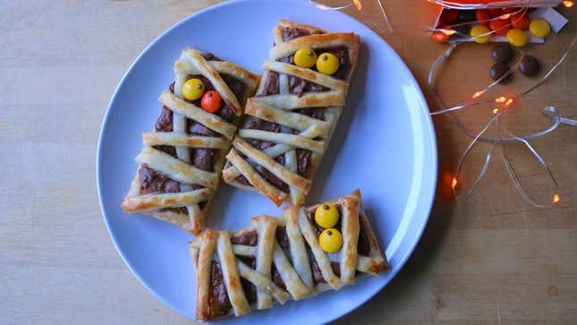 Image for article titled Make These Three-Ingredient Nutella Mummy Tarts