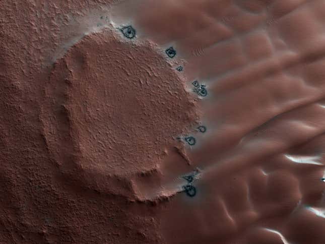 Se puede ver escarcha de dióxido de carbono, o hielo seco, dentro de los cráteres en el invierno del hemisferio sur marciano.