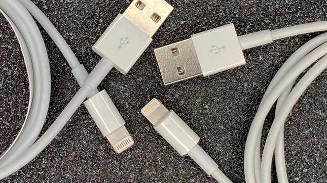 Imagen para el artículo titulado Este cable de aspecto completamente normal puede robar todos los datos de tu móvil (y está a la venta)