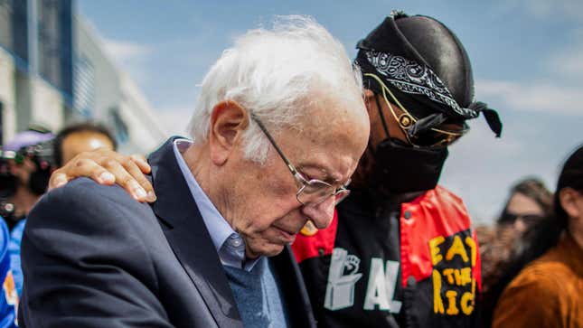 Vermont Senator Sanders stands with Amazon Labor Union President Chris Smalls.