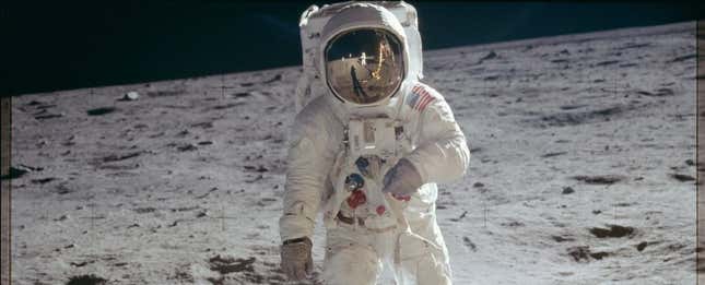 Imagen para el artículo titulado Reconstruyen lo que Buzz Aldrin vio en la Luna por el reflejo de su casco