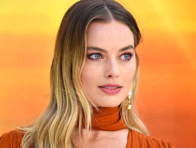 Image for article titled Margot Robbie Recalls Preparing For ‘Barbie’ Role By Allowing Teen Boy To Pop Off Head And Throw It At Bird