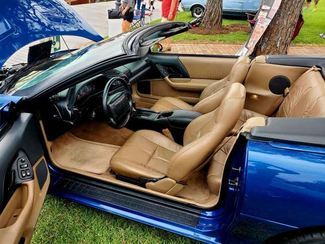 Bild für Artikel mit dem Titel: Ist dieser Chevy Camaro Z28 von 1995 für 250.000 US-Dollar ein außergewöhnlicher Deal?