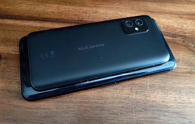 El Asus Zenfone 8. Lo que tiene debajo es un Asus ROG Phone 3. La diferencia de tamaño es evidente