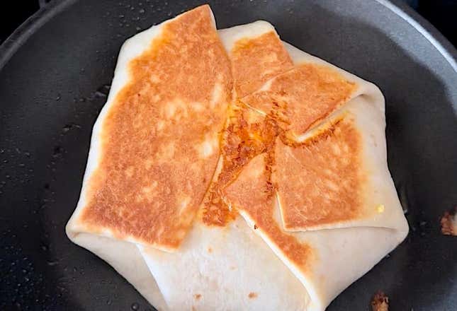 Image for article titled How to Make Taco Bell's Breakfast Crunchwrap at Home