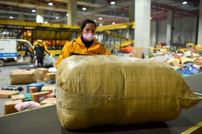 As the Double 12 shopping carnival is coming, workers are busy sorting  express packages on the assembly line in the E-commerce Logistics  Industrial Park of Donghai County, Lianyungang City, east China’s  Jiangsu Province, December 7, 2022.