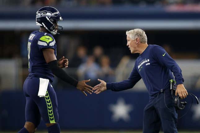 Aug 26, 2022; Arlington, Texas, USA; Seattle Seahawks head coach Pete Carroll (right) congratulates quarterback Geno Smith (7) as he comes off  the field in the first quarter against the Dallas Cowboys at AT&amp;amp;T Stadium.