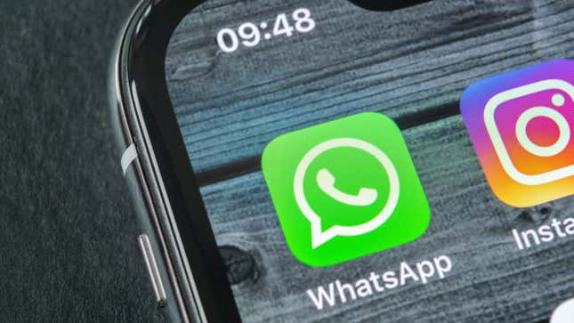 Icono de la aplicación WhatsApp en la pantalla de un smartphone. WhatsApp ahora permite enviarte mensajes a ti mismo