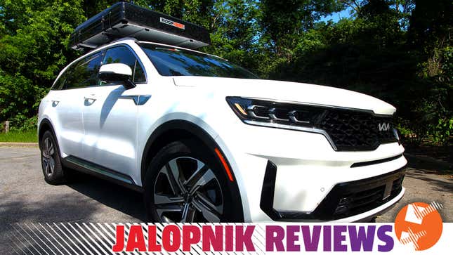 A photo of the front left corner of the Kia Sorento plug-in Hybrid with the Jalopnik Reviews banner at the bottom. 