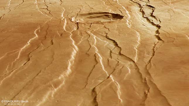 Imagen para el artículo titulado Las últimas imágenes de Marte muestran “marcas de garra” gigantes en la superficie
