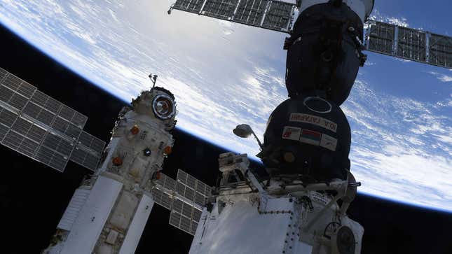 El módulo Nauka (izquierda) acoplado a la ISS, con una nave espacial Soyuz (derecha) estacionada cerca
