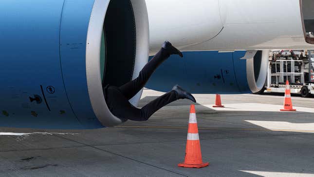 Image for article titled White House Press Flight Delayed After Biden Gets Into Plane’s Engine