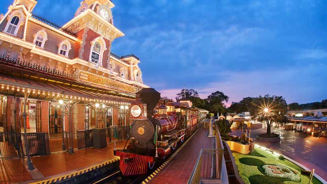 Image for article titled 10 Small Ways That Disney Theme Parks Immerse You Completely