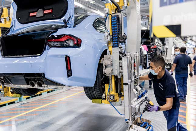Image for article titled BMW Will Spend $870 Million To Make EVs and Batteries in Mexico