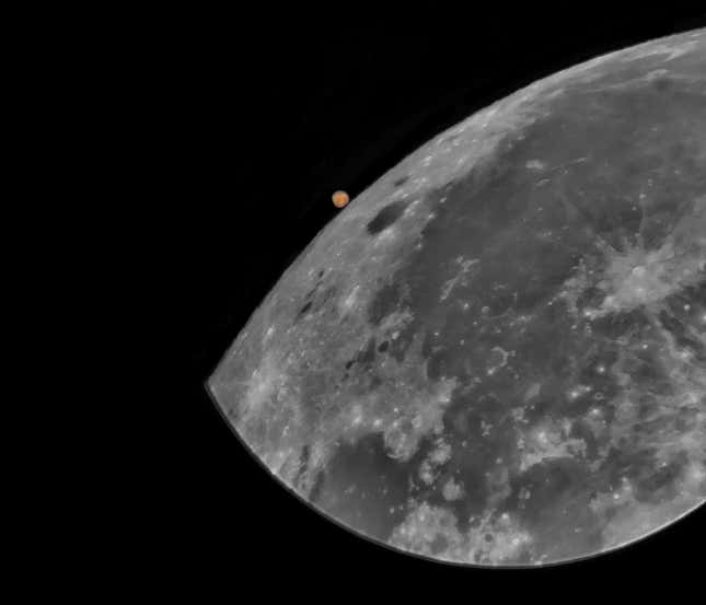 Marte se ve más allá de la Luna en esta toma justo antes de que pase detrás de nuestro satélite.