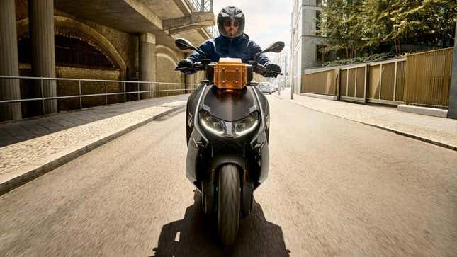Imagen para el artículo titulado BMW presenta una sorprendente scooter eléctrica