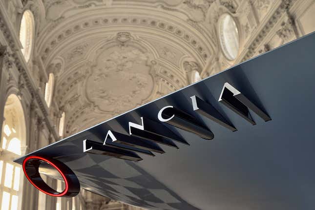 Imagen para el artículo titulado El nuevo automóvil conceptual de Lancia no tiene ruedas ni ventanas