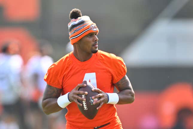 Cleveland Browns quarterback Deshaun Watson looks to pass during an NFL football practice at the team’s training facility Wednesday, June 8, 2022, in Berea, Ohio.