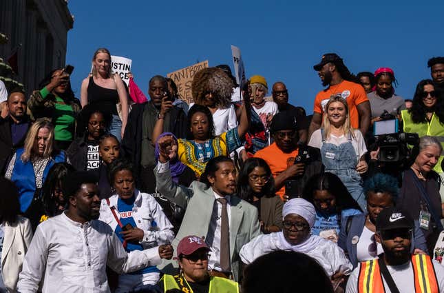 El representante estatal Justin Jones de Nashville camina con simpatizantes al Capitolio el 10 de abril en Nashville.  El demócrata fue reincorporado días después de ser expulsado por encabezar una protesta en el pleno de la Cámara a favor de la reforma de las armas.