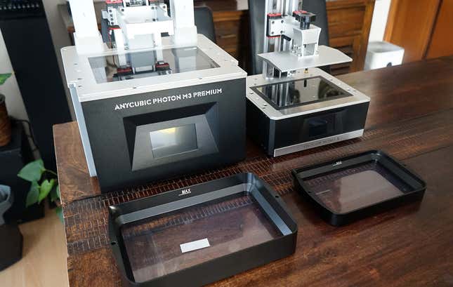 Primer plano del depósito de la impresora 3D Anycubic Photon M3 Premium