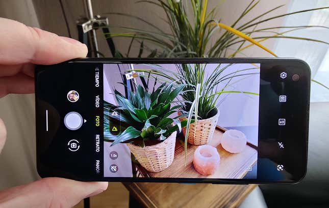 Imagen para el artículo titulado El Asus Zenfone 8 es un Android bestial con el corazón de un gama alta de 2021 y el tamaño de un móvil de 2016