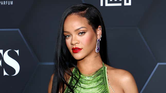 Image for article titled Rihanna Admits She Just Uses Whatever Makeup On Sale At Walgreens