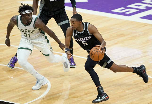Image for article titled Viral photo depicting entire ‘AAU team’-turned-pro is fake news, but here’s the real story behind the squad in it