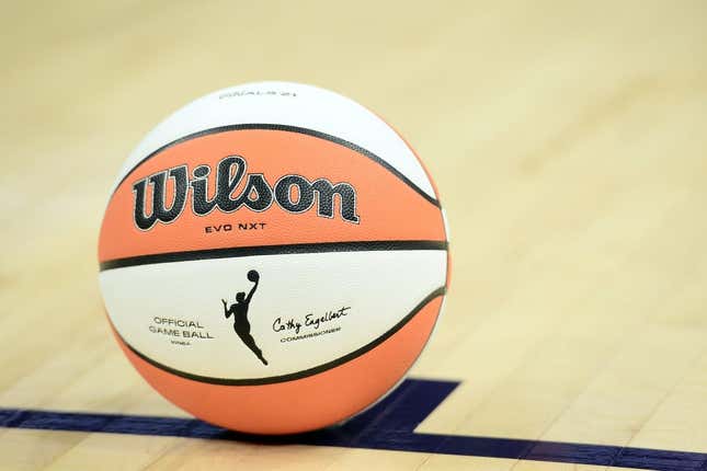 10. Okt. 2021;  Phoenix, Arizona, USA;  Ein Blick auf den offiziellen Spielball während der zweiten Hälfte des ersten Spiels der WNBA-Finals 2021 zwischen dem Phoenix Mercury und dem Chicago Sky im Footprint Center.