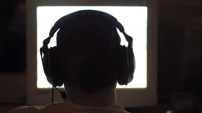 La silueta de un jugador con auriculares frente a la pantalla de un PC