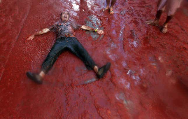 Image for article titled Photos: Spaniards mark another year by gleefully smashing each other in the face with tomatoes