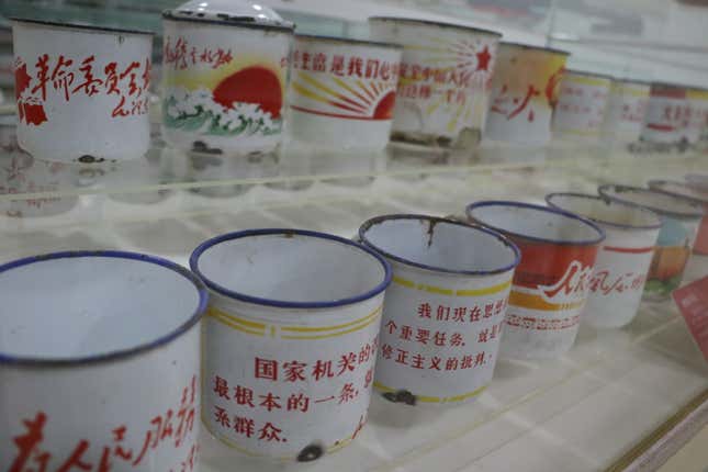 Mugs with quotations from chairman Mao.