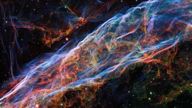 Una vista de la Nebulosa del Velo, obtenida con cinco filtros diferentes en la cámara de campo amplio 3 del Hubble.