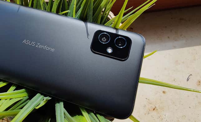 Imagen para el artículo titulado El Asus Zenfone 8 es un Android bestial con el corazón de un gama alta de 2021 y el tamaño de un móvil de 2016