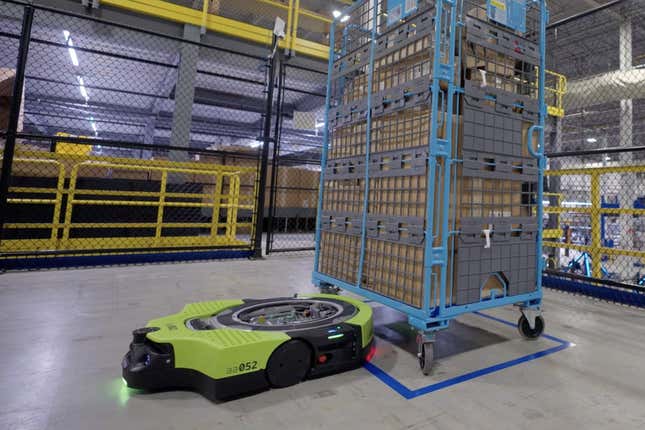 Imagen para el artículo titulado Amazon presenta a Proteus, su primer robot de almacén totalmente autónomo