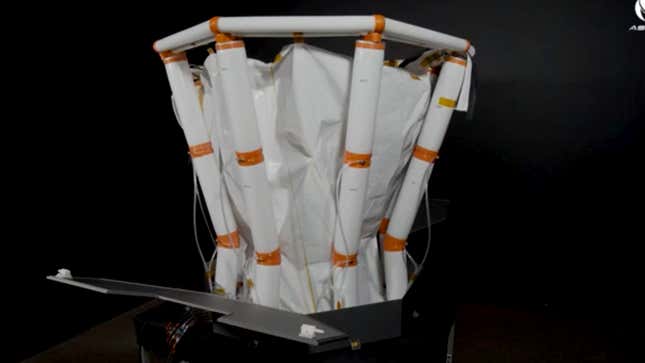 Una bolsa de captura que se utilizará para recolectar basura espacial en órbita.