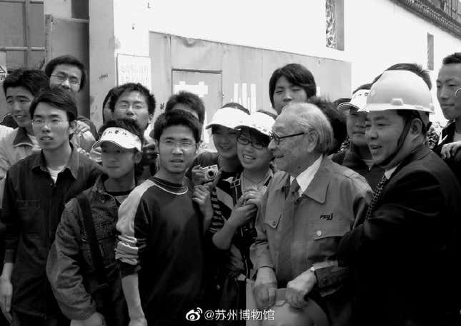 Pei with the construction team for the Suzhou Museum.