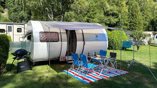 Vertrouwen op plein vier keer This Pod-Like Camper Trailer Triples In Size In Just 60 Seconds