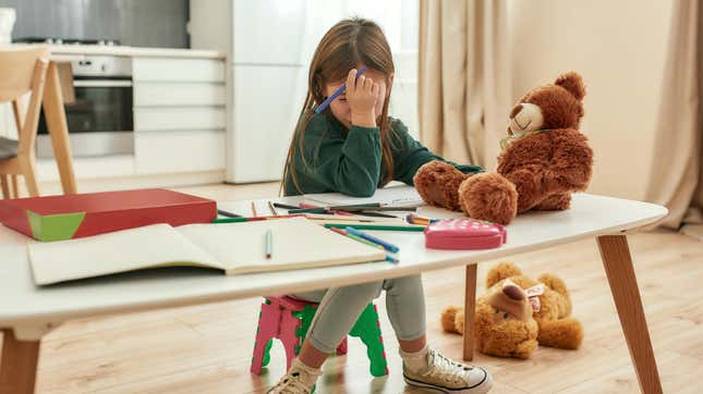 Image for article titled How to Spot a Fine Motor Delay in Your Child