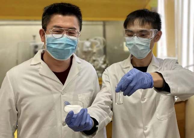 Los investigadores Hongfei Lin y Chuhua Jia muestran el origen y el producto final de su técnica.