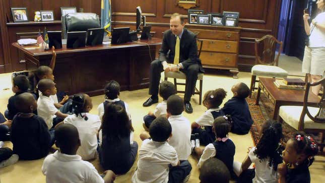 Governor Markell meets with Delaware students in his Wilmington office.