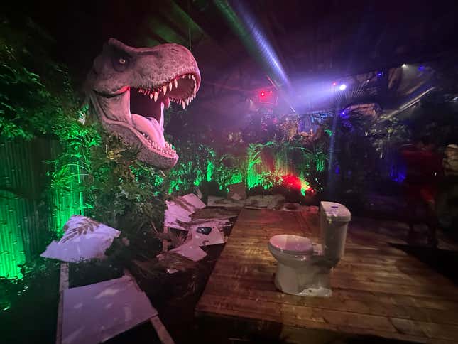 Image for article titled Behold The Throne of Photo Ops at the Jurassic Park SDCC Experience