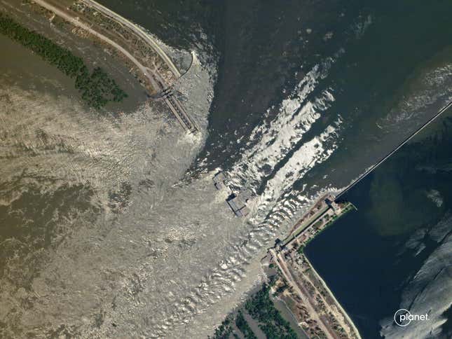 Image for article titled Before and After Satellite Imagery Reveal Extent of Ukraine Dam Collapse