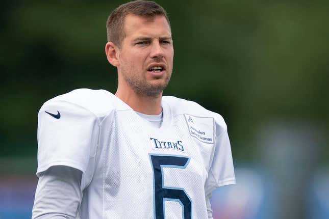 El pateador de los Tennessee Titans, Brett Kern (6), se calienta durante una práctica de campo de entrenamiento en el Ascension Saint Thomas Sports Park el martes 2 de agosto de 2022 en Nashville, Tennessee. Nas Titans 005