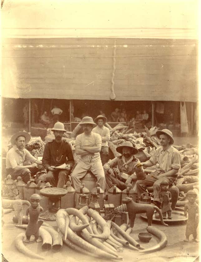 British soldiers with looted artifacts in 1897. (British Museum)