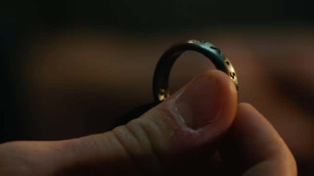 Nathan Drake holds up his sic parvis magna ring in the Uncharted movie.