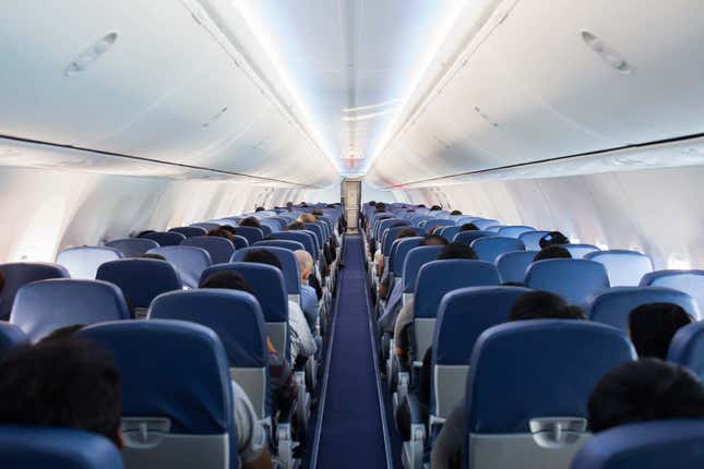 Imagen para el artículo titulado Escupitajos y cabezazos: dos pasajeros de avión reciben las multas más grandes de la historia